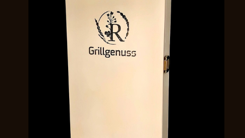 Verschiedene Geschnekboxen in dekorativer Holzkiste