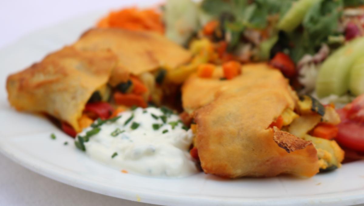 Gemüsestrudel mit Joghurtsauce, dazu Salatgarnitur Gemüsestrudel mit Joghurtsauce, dazu Salatgarnitur