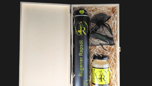 Verschiedene Geschnekboxen in dekorativer Holzkiste