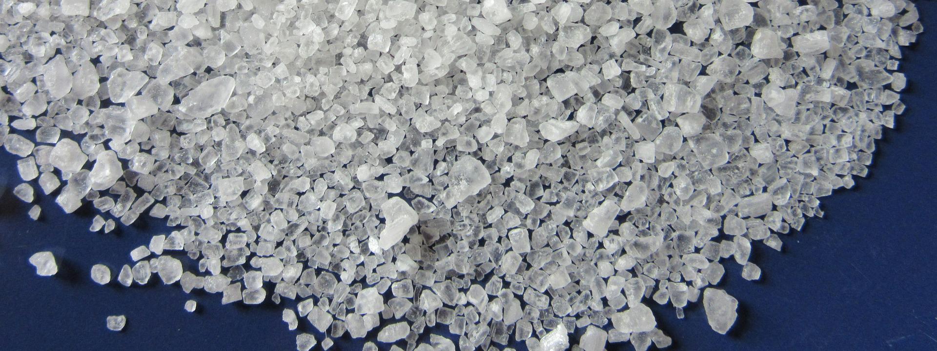 Steinsalz erhält man in den verschiedensten Varianten. Die Farbe des Steinsalzes hängt von der Zusammensetzung der Spurenelemente und Mineralstoffe sowie mit dem Ursprungsort zusammen. Sie entstehen zudem durch das Raffinieren von Salz.