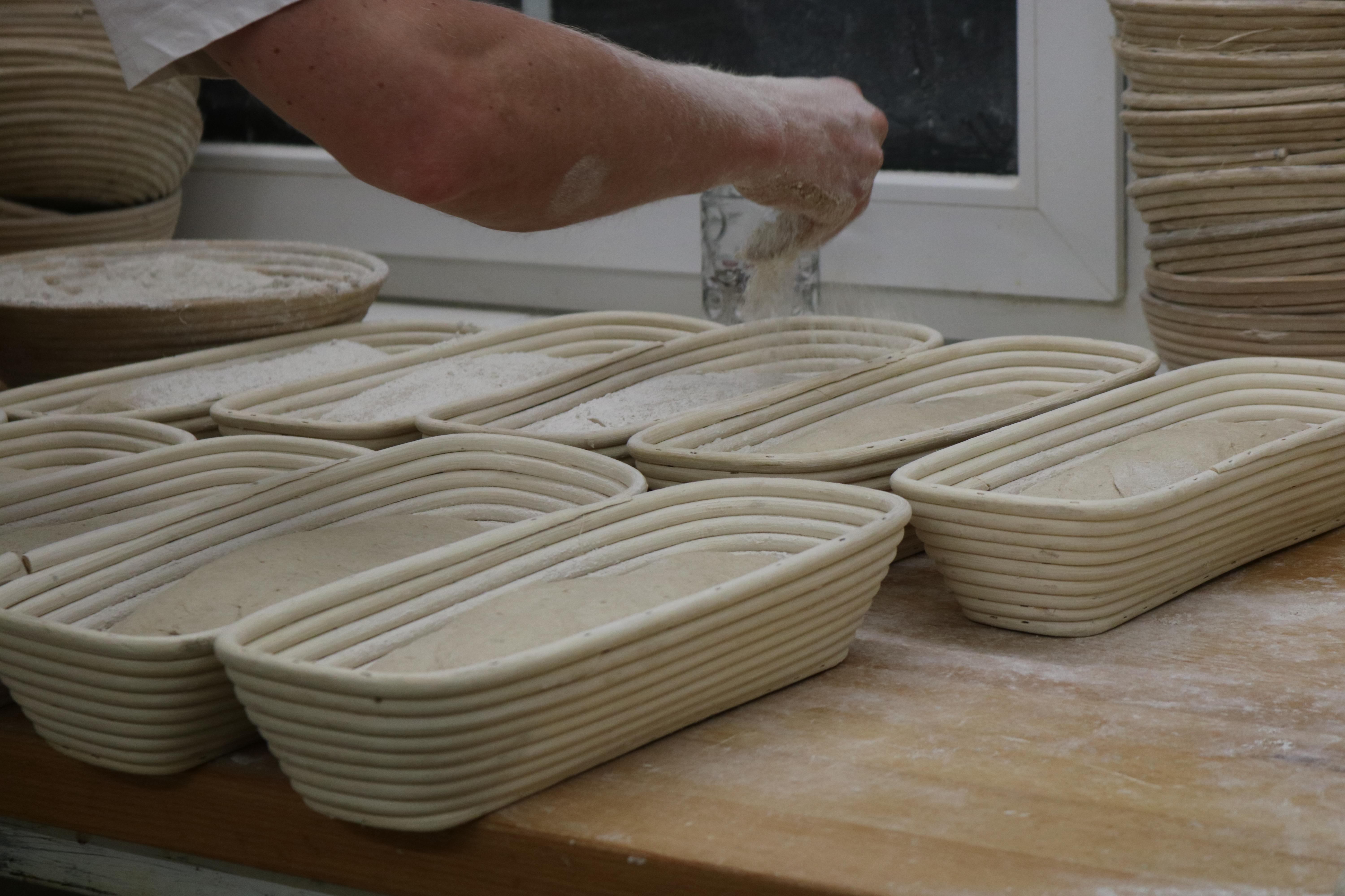 Die Herstellung von Natursauerteig ist ein Prozess, der neben Zeit auch die Erfahrung des Bäckermeisters benötigt. Im Bild ist der Teig in den Reifekörben zu sehen.