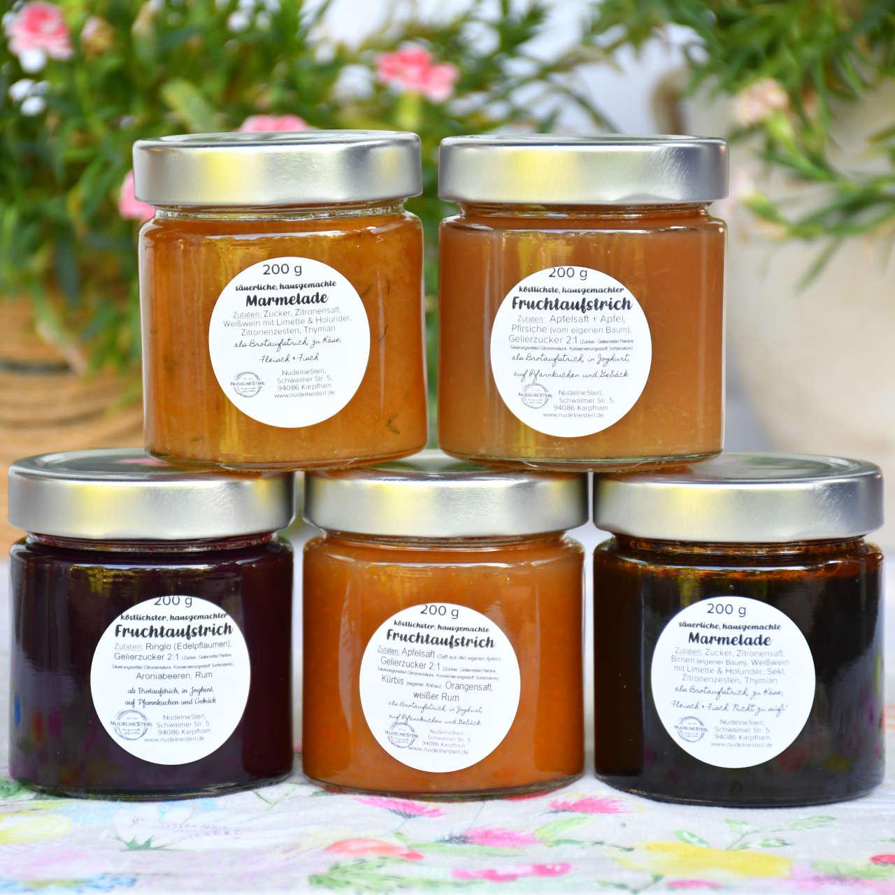 Eine kleine, aber feine Auswahl an Fruchtaufstrichen = Konfitüren und Marmeladen