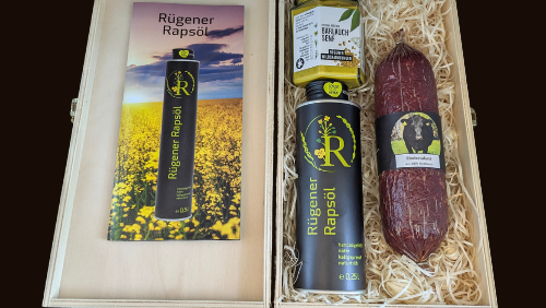 Verschiedene Geschnekboxen in dekorativer Holzkiste