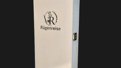 Verschiedene Geschnekboxen in dekorativer Holzkiste