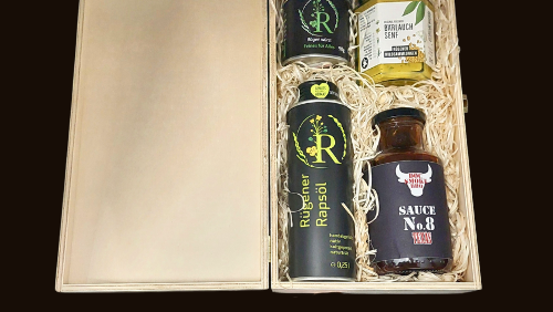 Verschiedene Geschnekboxen in dekorativer Holzkiste