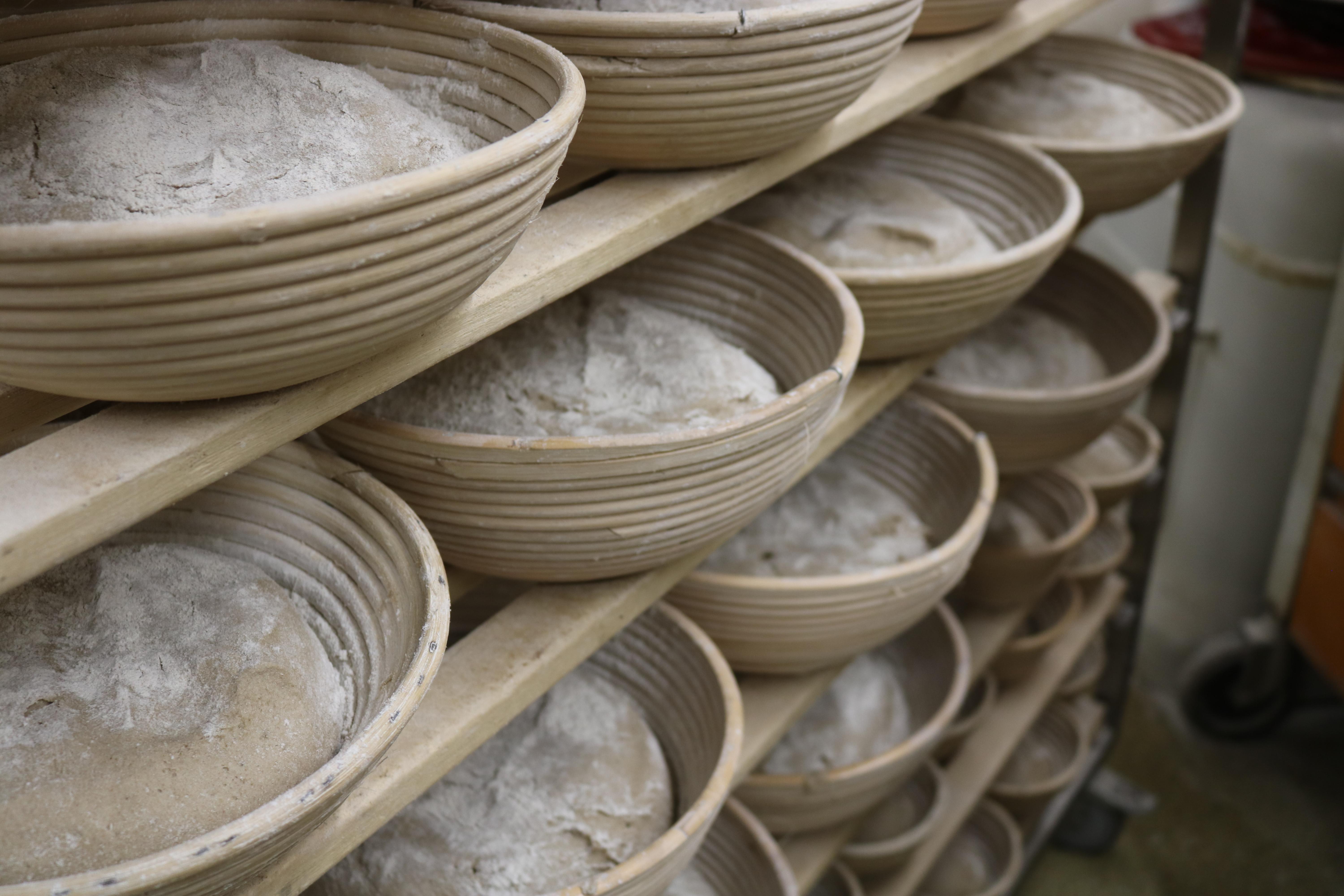 Brot entsteht durch Fermentation von Mehl.