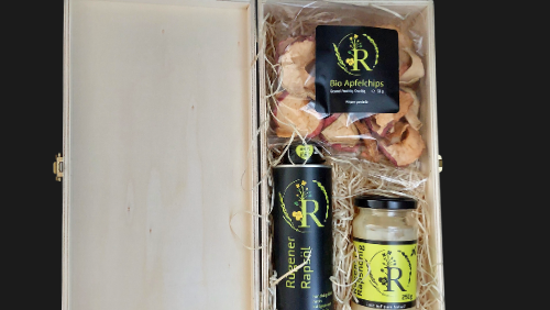 Verschiedene Geschnekboxen in dekorativer Holzkiste