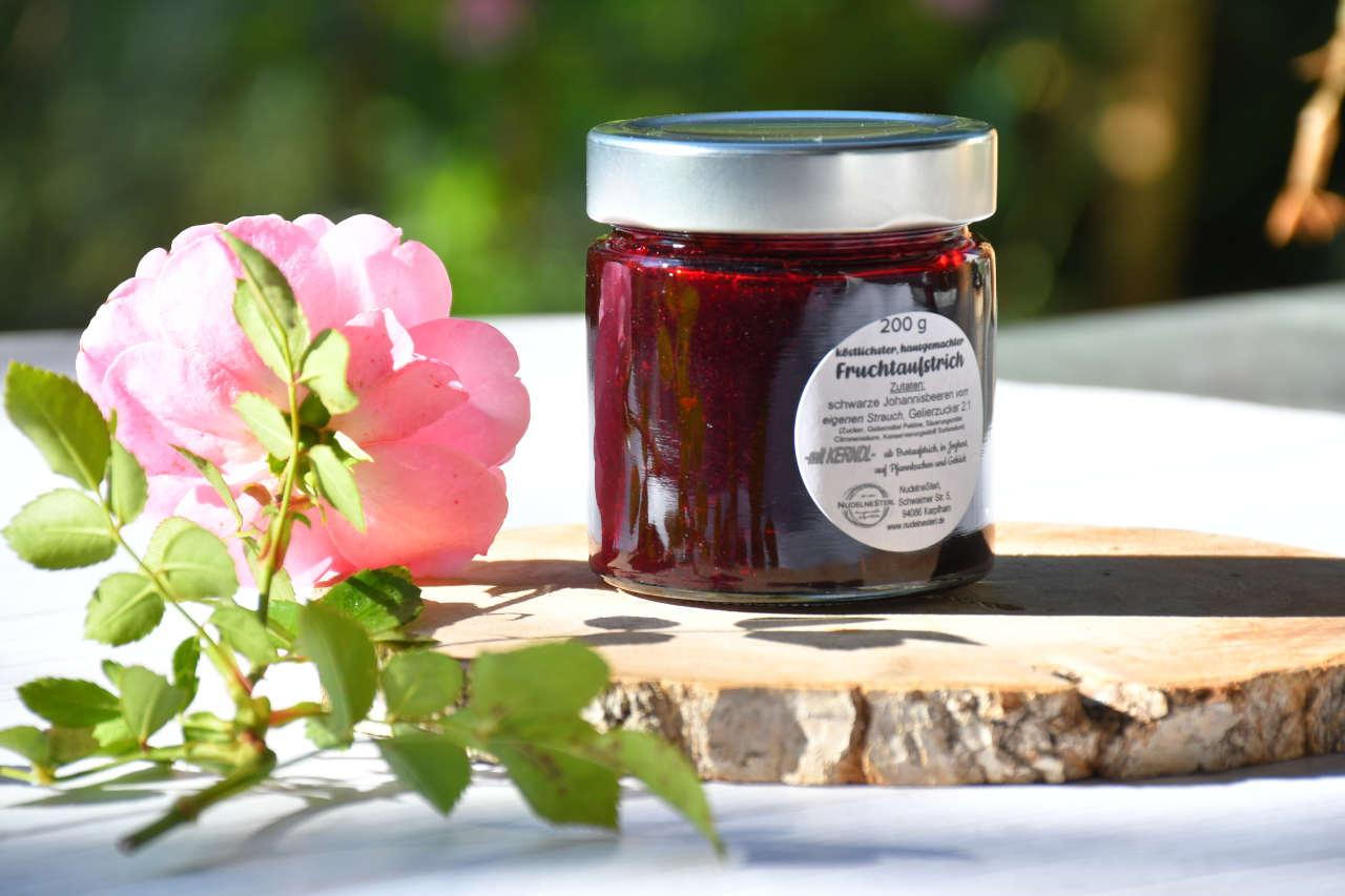 Eine kleine, aber feine Auswahl an Fruchtaufstrichen = Konfitüren und Marmeladen