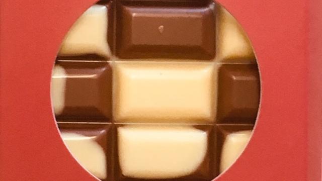Vollmilch-weiße Fleckerl Schokolade 50g Krämer