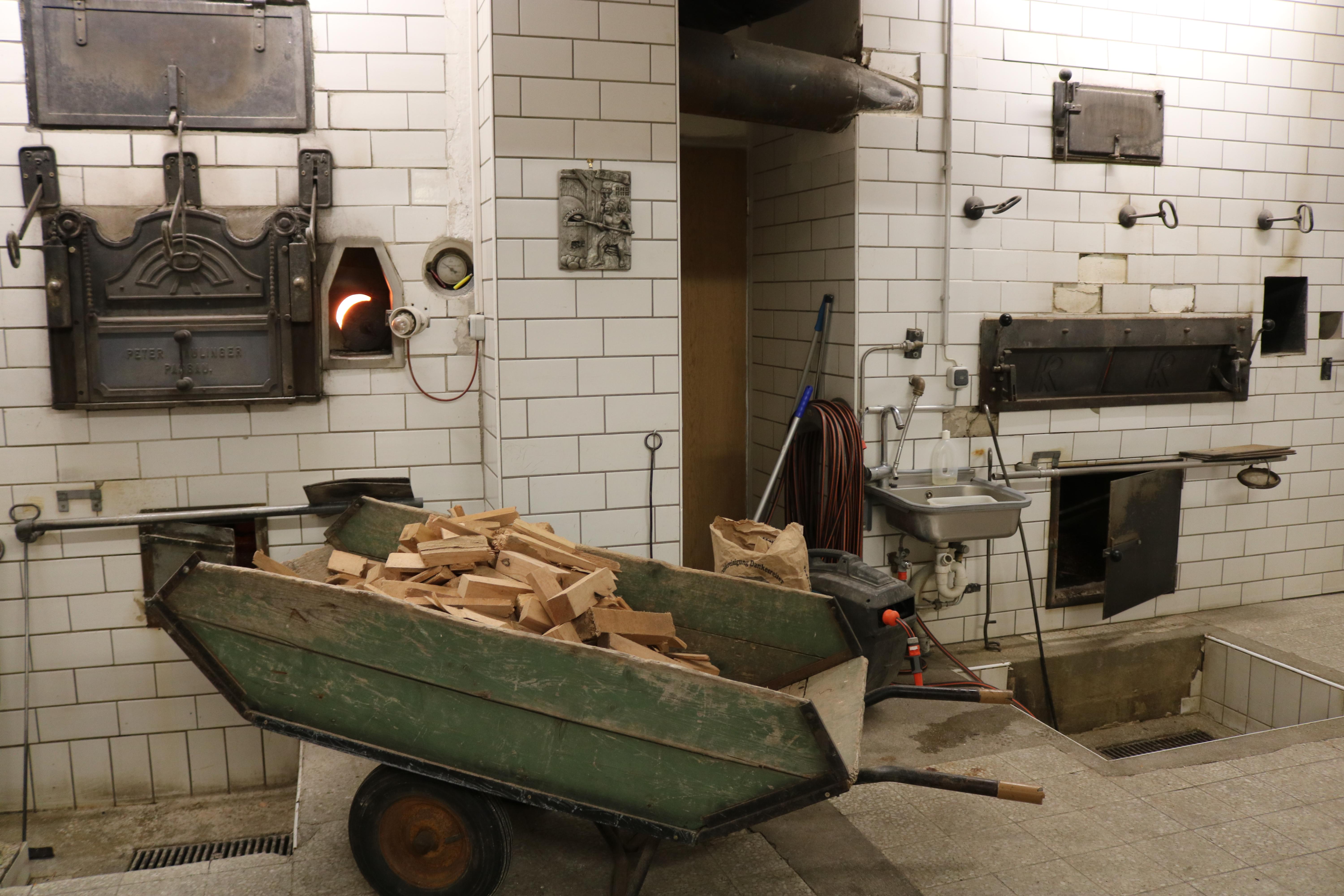 Die alten Holzöfen müssen täglich über mehrere Stunden vorbereitet werden, bevor sie befüllt werden können.