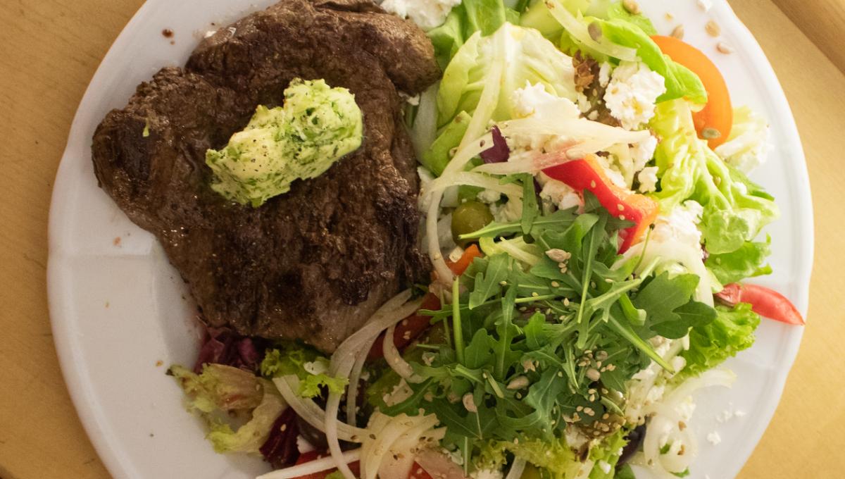 Rinderfilet mit griechischer Salatgarnitur Rinderfilet mit griechischer Salatgarnitur