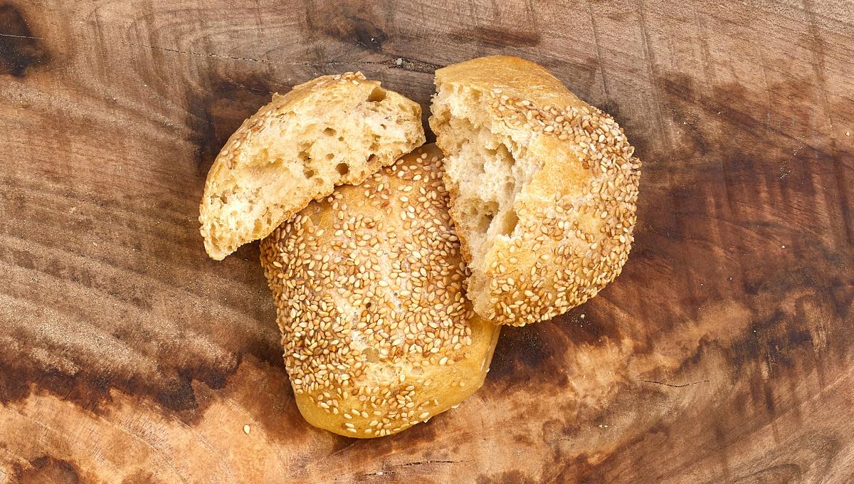 Dinkelsemmel hell mit Sesam Dinkelsemmel hell mit Sesam