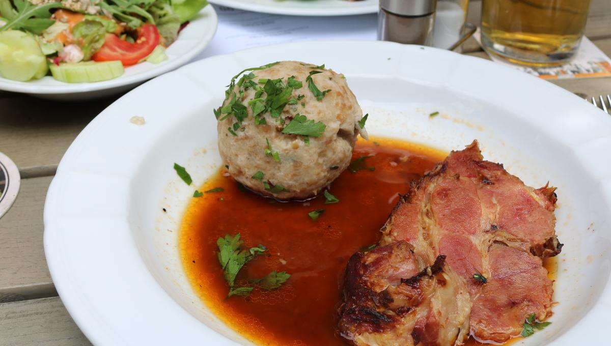Schweinebraten mit Semmelknödel und Salat Schweinebraten mit Semmelknödel und Salat