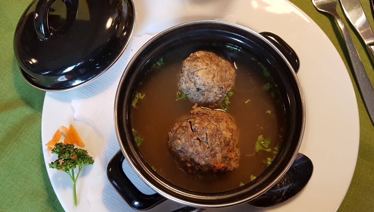 Rinderkraftbrühe mit hausgemachtem Leberknödel Rinderkraftbrühe mit hausgemachtem Leberknödel